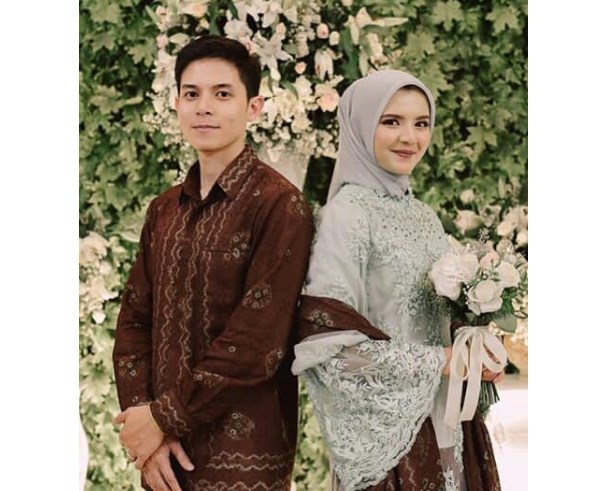 Model Baju Kebaya Couple Selendang Batik Abu Muda