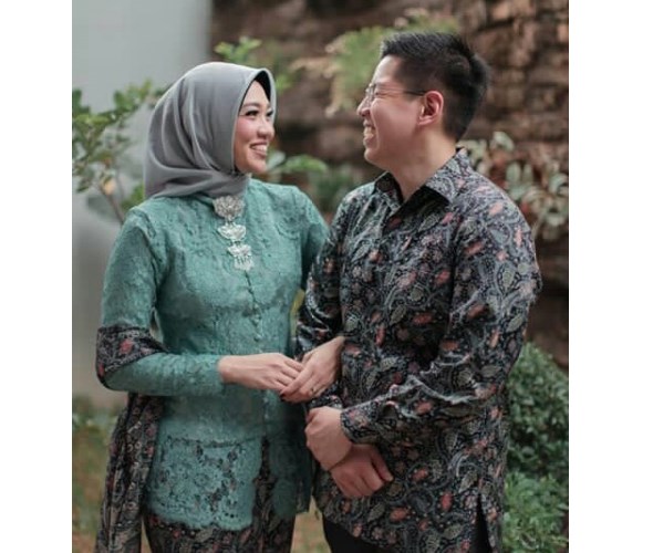 Model Baju Kebaya Couple Selendang Batik Hijau Botol