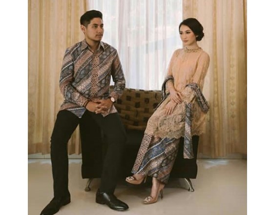 Model Baju Kebaya Couple Selendang Batik Peach