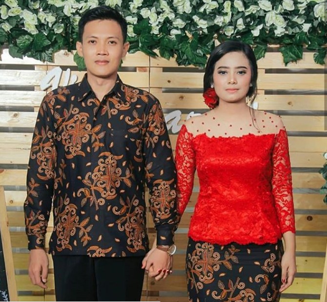 Model Gamis Batik Kombinasi Brokat Couple Merah