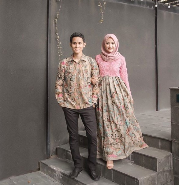 Model Gamis Batik Kombinasi Brokat Couple Nude Pink