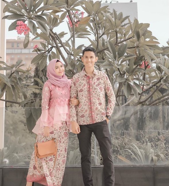 Model Gamis Batik Kombinasi Brokat Couple Soft Pink