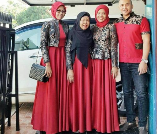 Model Gamis Batik Kombinasi Kain Polos Satin Merah