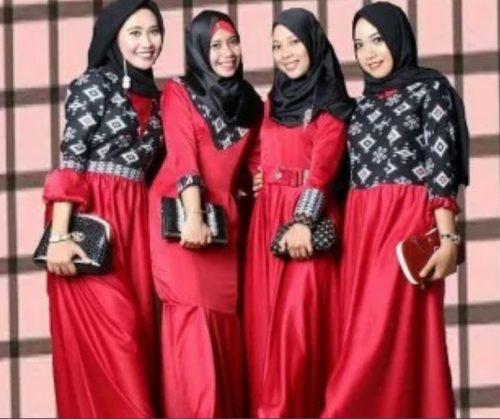 Model Gamis Batik Kombinasi Kain Polos Satin Warna Merah
