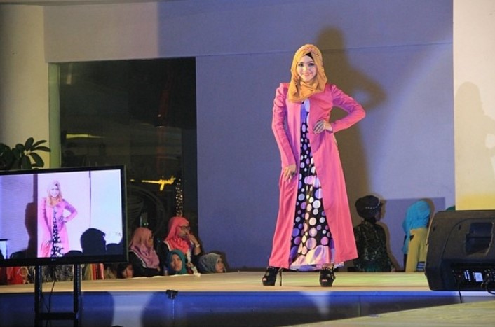 Model Gamis Batik Pesta untuk Wanita Blazer Pink