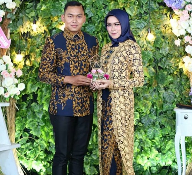 Model Gamis Batik Pesta untuk Wanita Gold Coklat