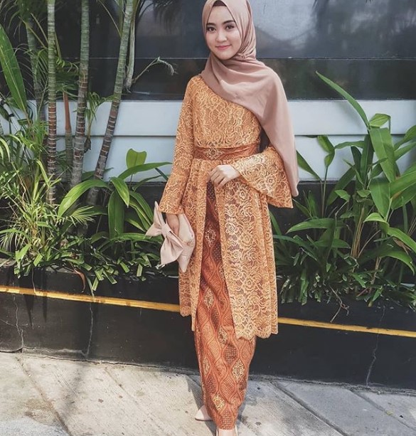 Model Gamis Batik Pesta untuk Wanita Kuning Emas