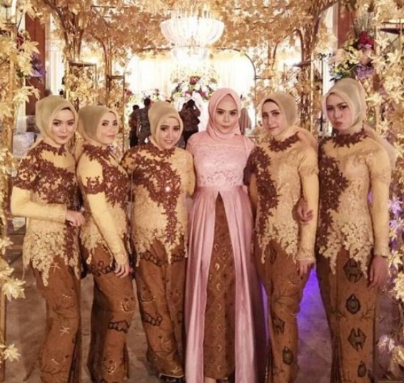 Model Gamis Batik Pesta untuk Wanita Mewah Pink