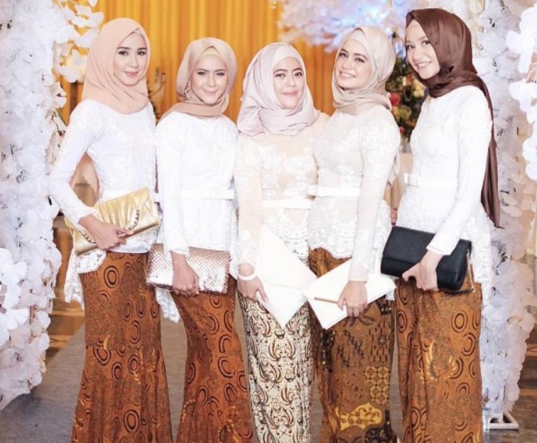 Model Gamis Batik Pesta untuk Wanita Modern Putih