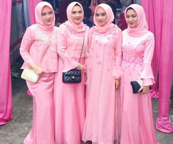 Model Gamis Brokat Kombinasi Satin Untuk Orang Gemuk Pink