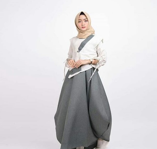 Model Gamis Modern untuk Anak Muda Remaja Kekinian Kimono Putih Abu
