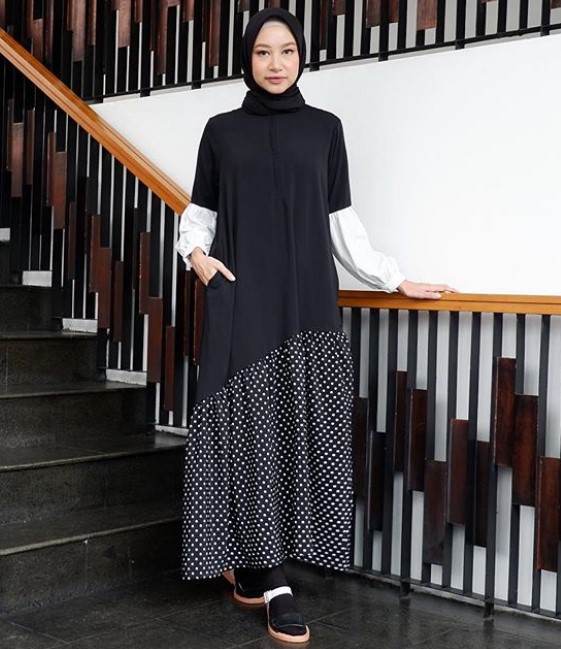 Model Gamis Muslimah Untuk Remaja Kekinian Katun Polos Polkadot Hitam