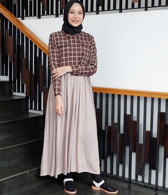Model Gamis Muslimah Untuk Remaja Kekinian Katun Rayon Motif Square Brown
