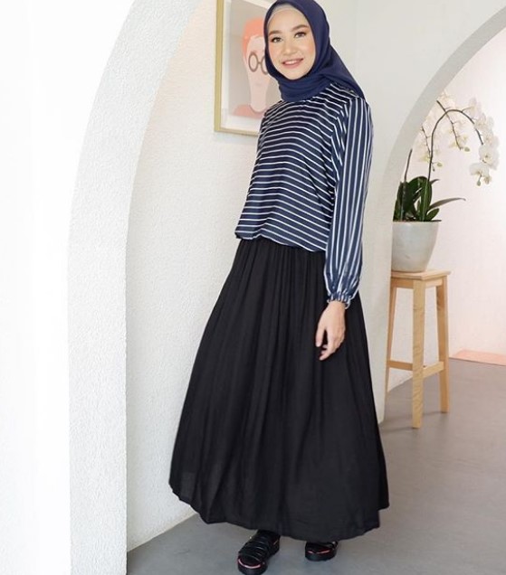 Model Gamis Muslimah Untuk Remaja Kekinian Pinggang Karet Stripe Navy Black