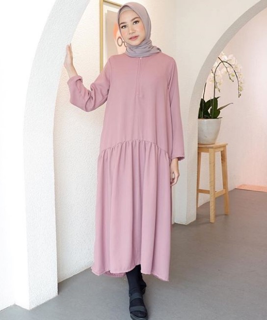 Model Gamis Muslimah Untuk Remaja Kekinian Rok Rempel Dusty Pink