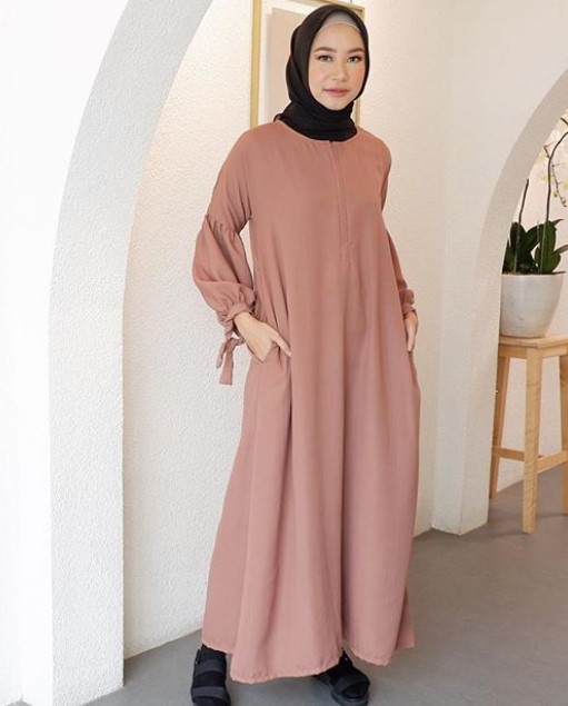 Model Gamis Muslimah Untuk Remaja Kekinian Tali Lengan Kantong Brownie