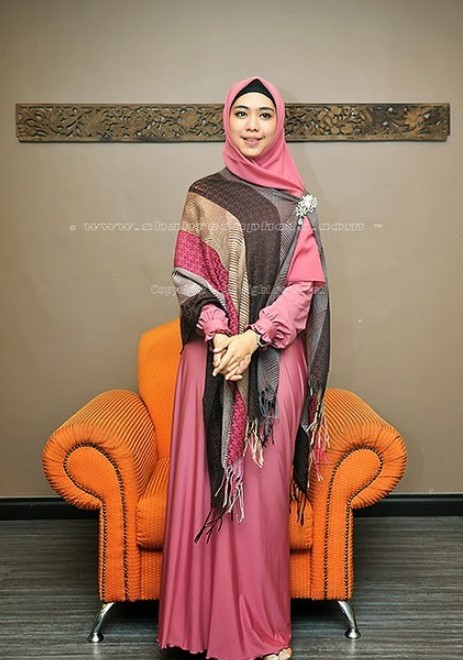 Model Gamis Syar'i Oki Setiana Dewi Cantik Dusty Pink