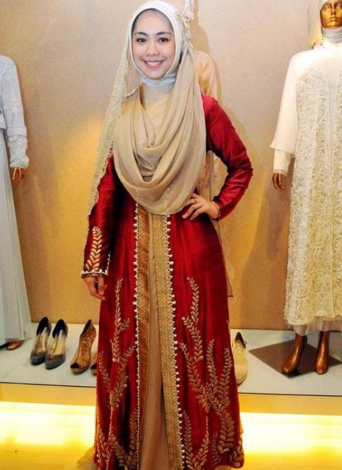 Model Gamis Syar'i Oki Setiana Dewi Cantik Mewah Merah Gold