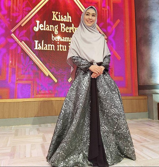 Model Gamis Syar'i Oki Setiana Dewi Cantik Mewah Silver