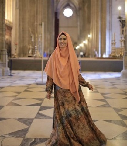 Model Gamis Syar'i Oki Setiana Dewi Cantik Motif Coklat Muda