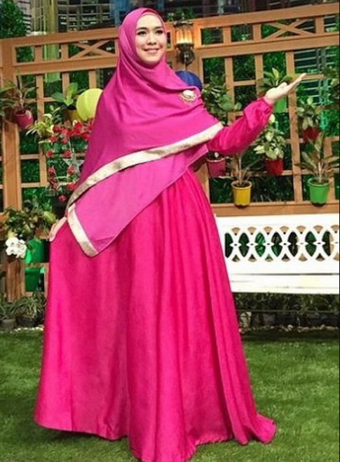 Model Gamis Syar'i Oki Setiana Dewi Cantik Pink Fanta
