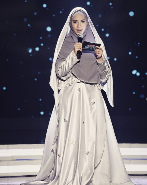 Model Gamis Syar'i Oki Setiana Dewi Modern Mewah Satin Brokat Silver