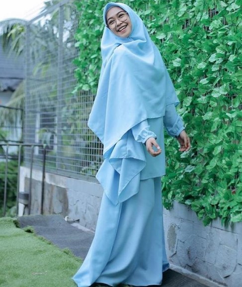 Model Gamis Syar'i Oki Setiana Dewi Modern Soft Blue