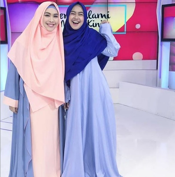 Model Gamis Syar'i Oki Setiana Dewi Modern Soft Peach and Blue