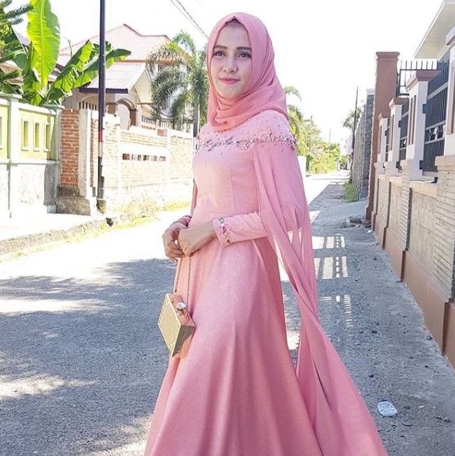 Model Gaun Pesta Brokat Panjang Pink