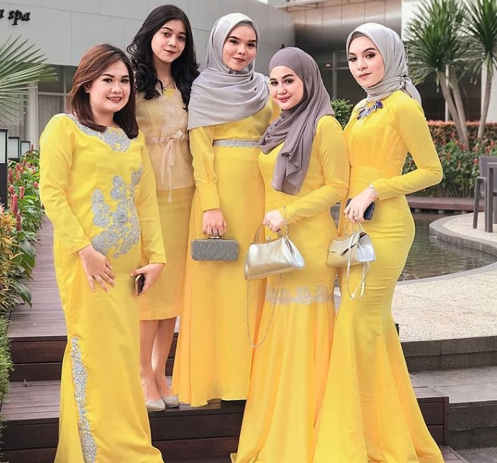 Model Gaun Pesta Brokat Panjang Rok Duyung Kuning