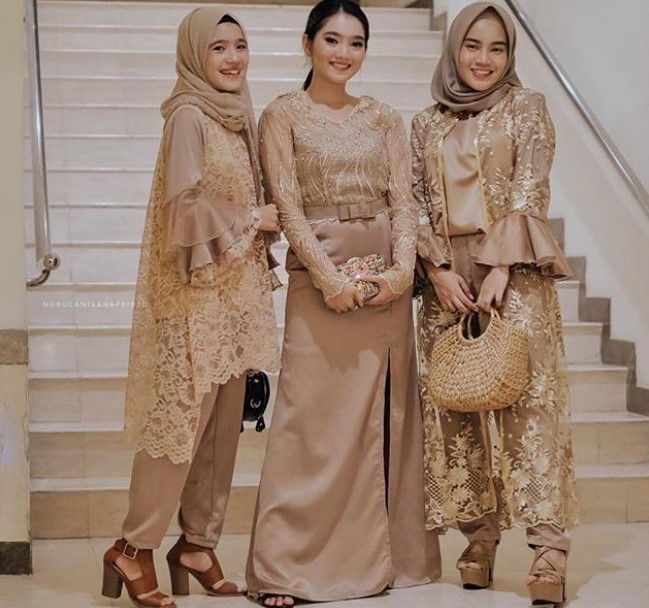 Model Gaun Pesta Brokat Panjang Soft Cream