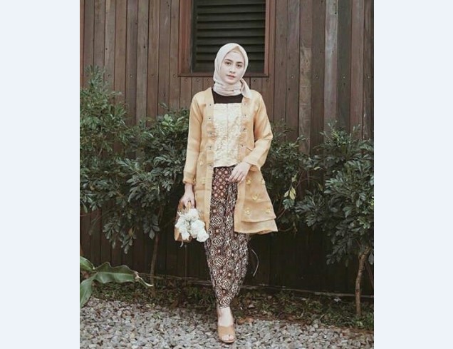 Model Kebaya Muslim Kutubaru Kombinasi Payung Kuning Emas