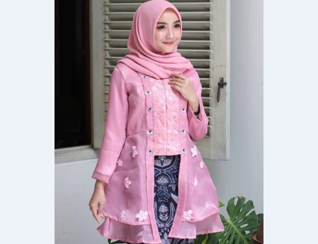 Model Kebaya Muslim Kutubaru Kombinasi Payung Pink
