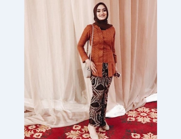 Model Kebaya Muslim Kutubaru Merah Bata