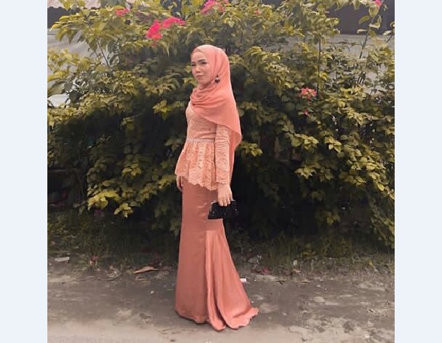 Model Kebaya Muslim Peplum Oranye