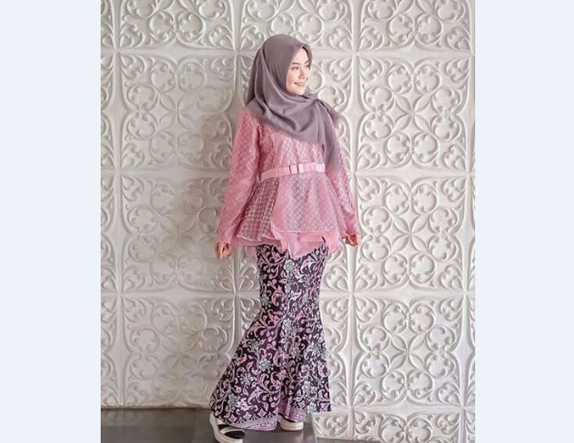Model Kebaya Muslim Peplum Pink Tile Kotak