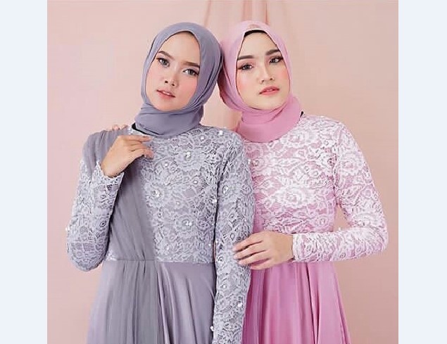 Model Kebaya Muslim Selendang Bahu Biru Pink