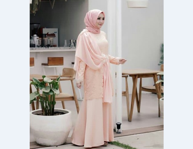 Model Kebaya Muslim Selendang Bahu Oranye Muda