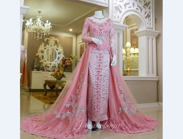 Model Kebaya Pengantin Berekor Batik Pink