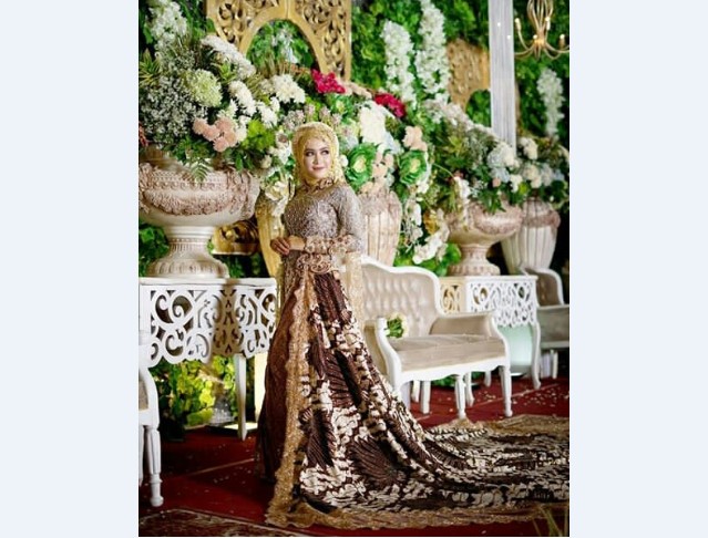 Model Kebaya Pengantin Berekor Coksu Batik