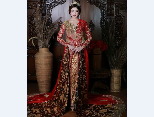 Model Kebaya Pengantin Berekor Merah Emas Batik