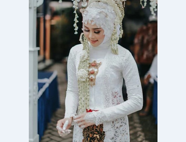 Model Kebaya Pengantin Kutubaru Putih Coklat Hijab Bunga