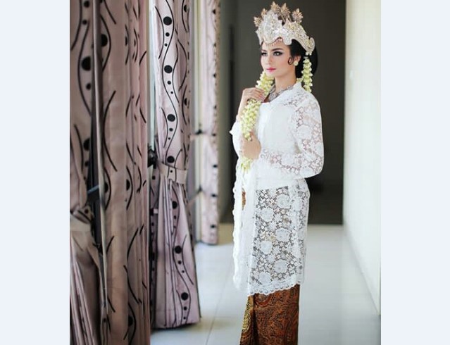 Model Kebaya Pengantin Kutubaru Putih Coklat Mahkota Sunda Siger