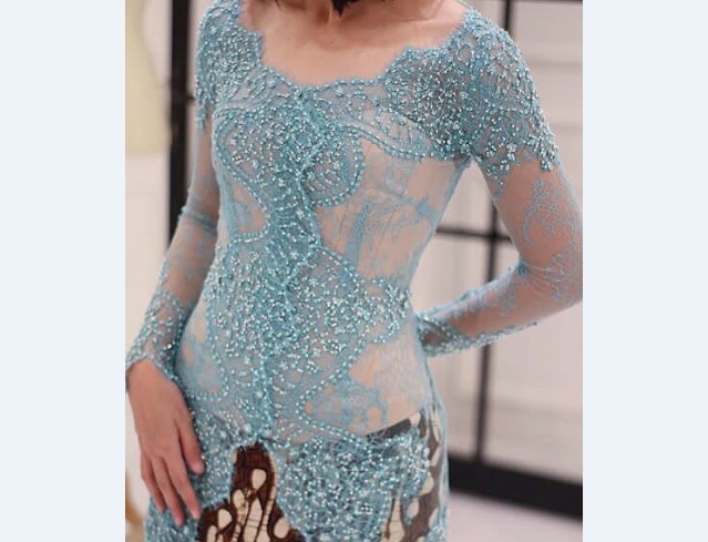 Model Kebaya Pesta Berbahan Lace Biru