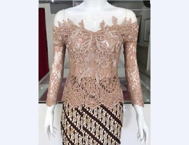 Model Kebaya Pesta Berbahan Lace Coksu Kerah Off Shoulder