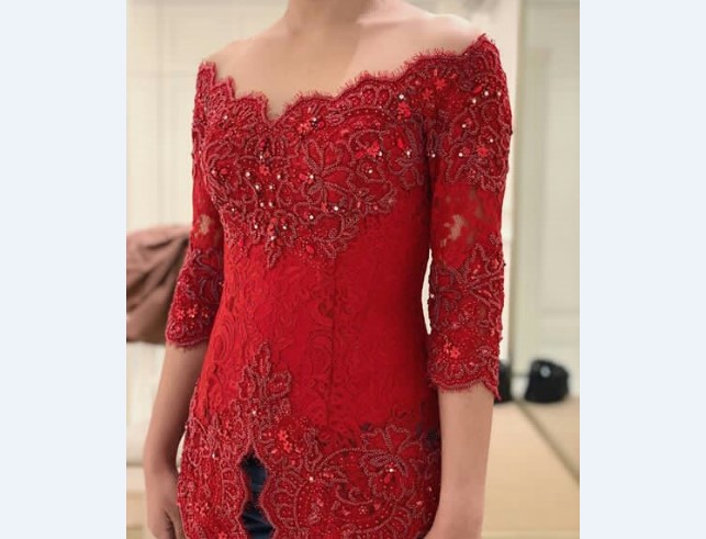 Model Kebaya Pesta Berbahan Lace Merah Kerah Sabrina