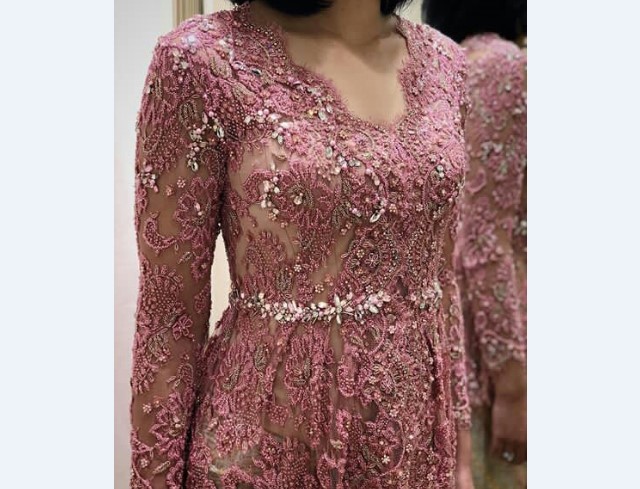 Model Kebaya Pesta Berbahan Lace Pink