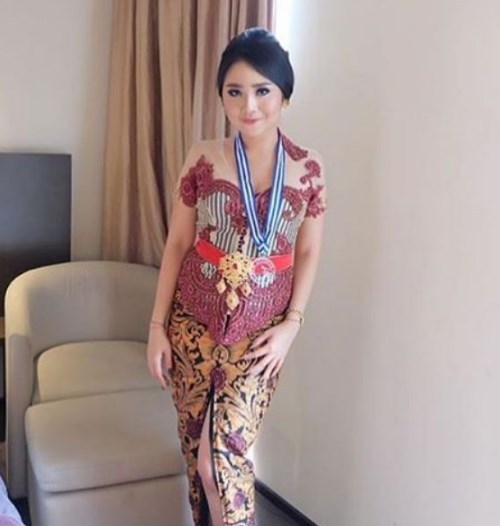 Model Kebaya Wisuda Bali Modern Payet Transparan