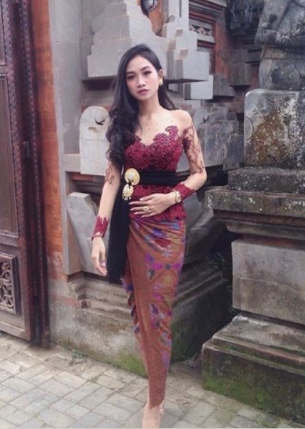 Model Kebaya Wisuda Bali Modern Sabrina Maroon