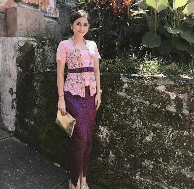 Model Kebaya Wisuda Bali Modern Simpel dan Elegan